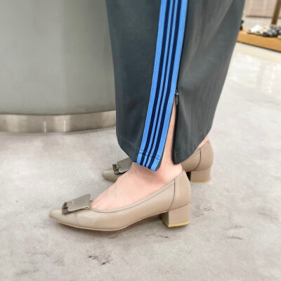 〖 MODE ET JACOMO 〗スクエアバックルポインテッドトゥパンプス