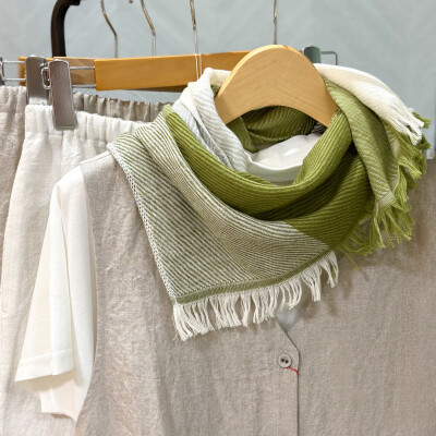 さっと巻いて首元にアクセント＆UVケア!!!