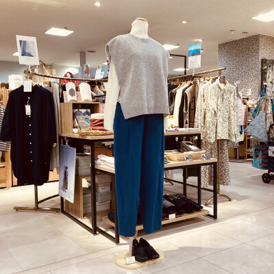”nofl" のコットンリネンオリーブオイル仕上げテーパードパンツ