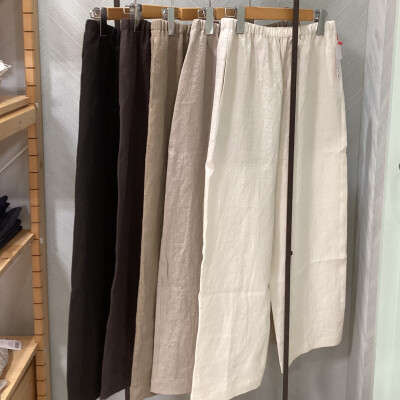 使えるベージュリネンパンツ