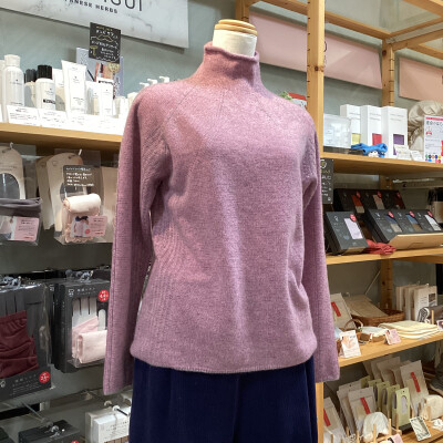 C’EST MOIJEU（セモア）の山形ニット