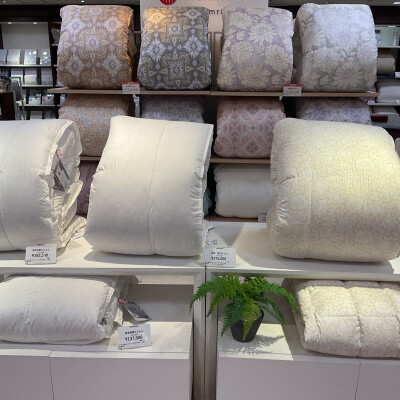 そろそろ冬支度❄️西川の羽毛布団をお探しなら、体感できる当店へ❗️