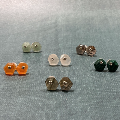 【agete】「色」を楽しむ⁉️新作スタッズピアス💚💙🧡