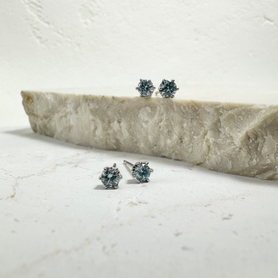 【 CHARMY】　成人のお祝いに🥂ブルーダイヤモンドピアス