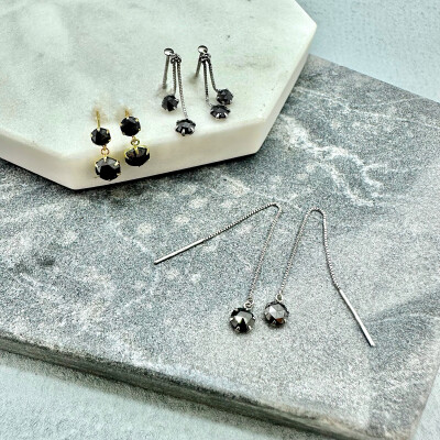 〈CHARMY〉ブラックダイヤモンドピアス